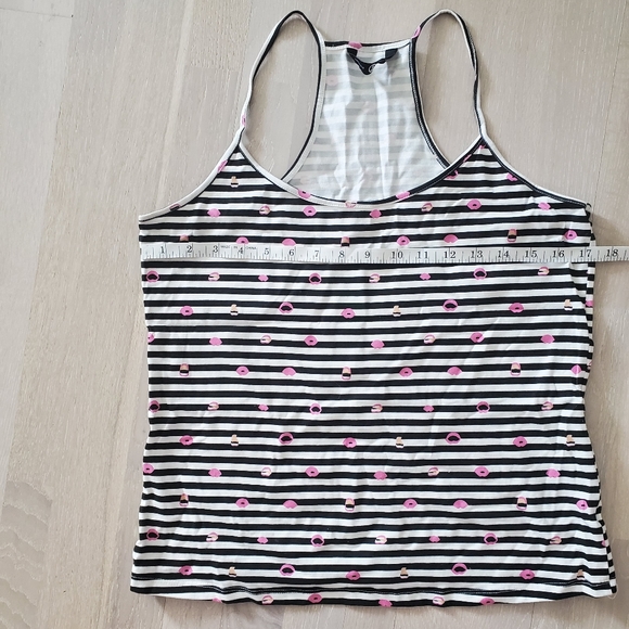 Black and white stripe tank with funky lips 💋 - Picture 5 of 6